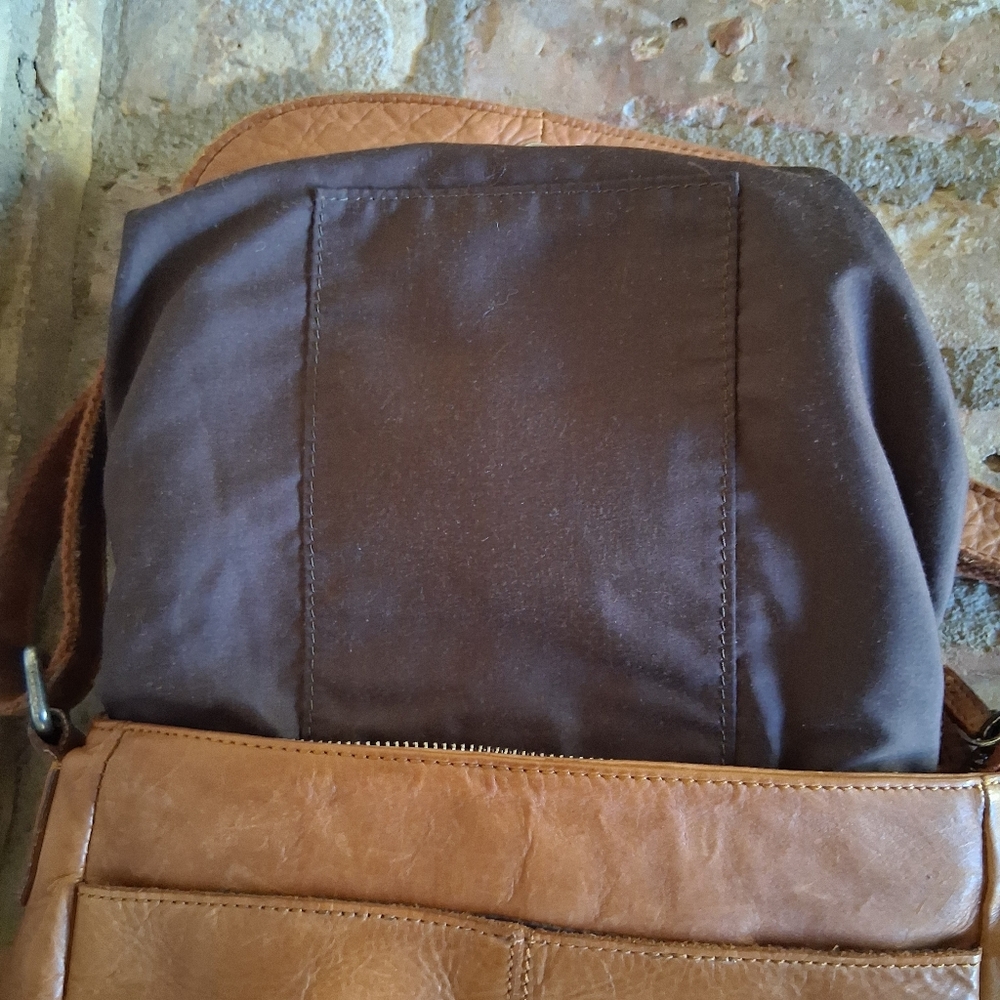 GENICCI LEATHER SHOULDER BAG WITH FTONT FLAP - Picture 9 of 11